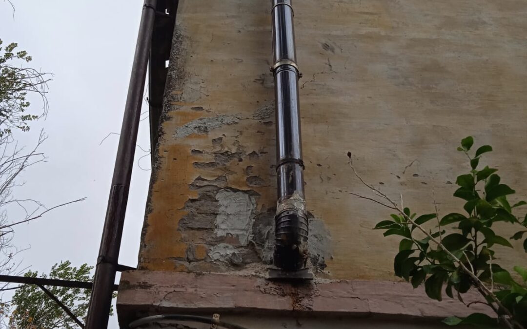 Marina cerca aiuto per sistemare il comignolo