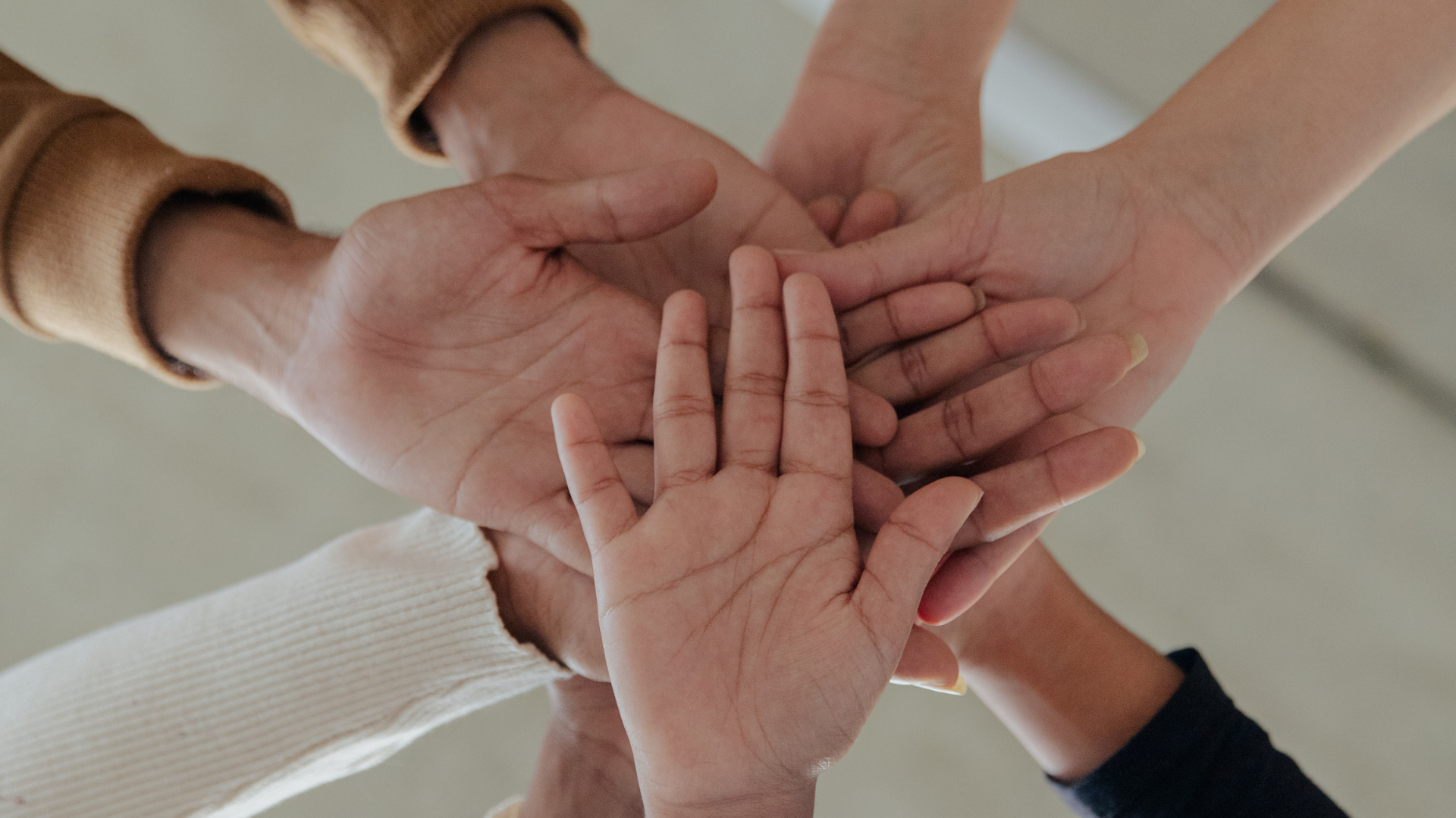 Mani che si uniscono, collaborazione, unione, vicinanza, aiuto